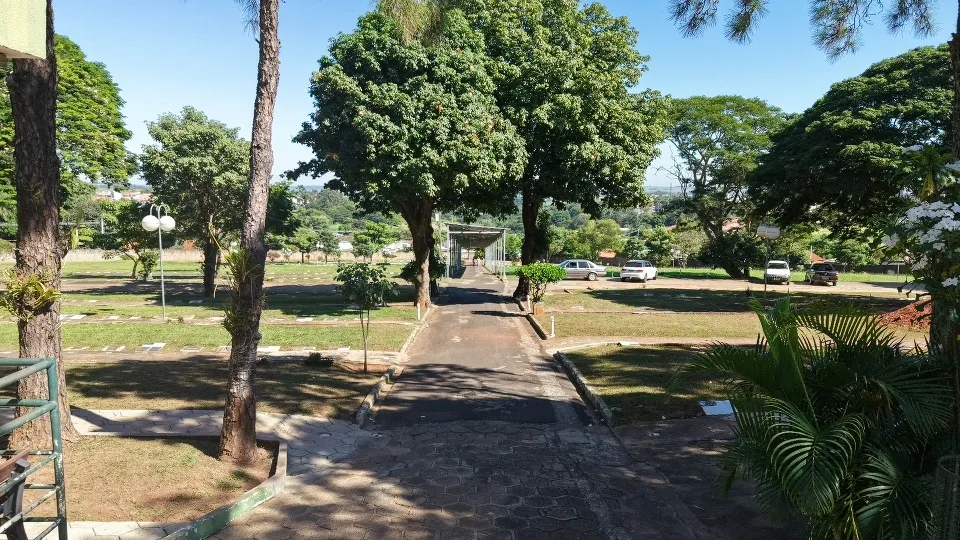 Caminho coberto e área de estacionamento