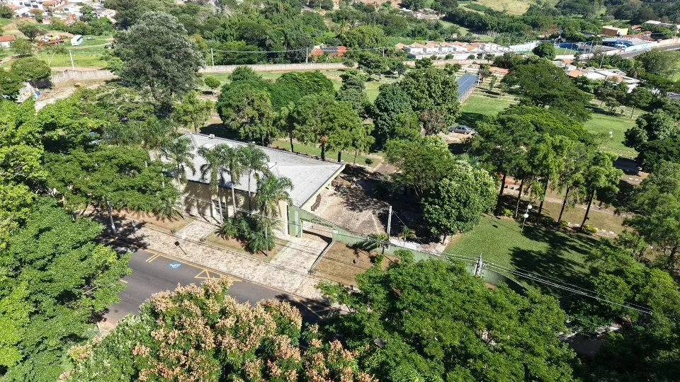 Vista aérea do prédio principal e jardins